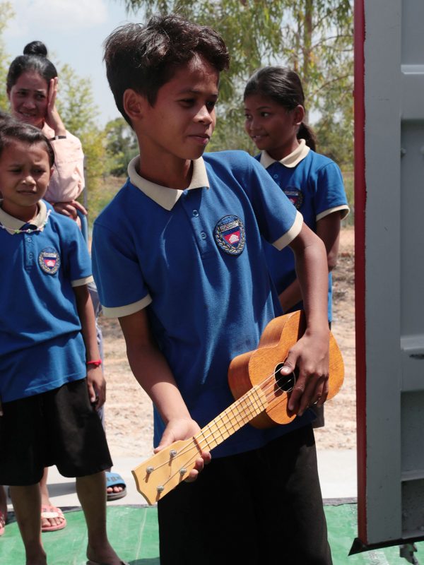 Musik-Ausbildung-Kambodscha-Charity-Schule-Seven-Viola-Tami-Dani-Felber-Gitarren-hoch