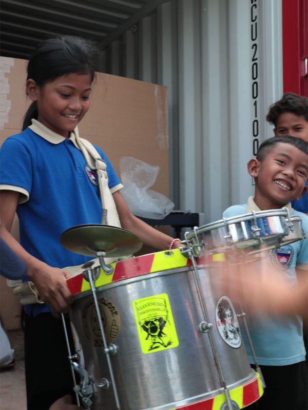 Musik-Ausbildung-Kambodscha-Charity-Schule-Seven-Viola-Tami-Dani-Felber-Trommeln-hoch